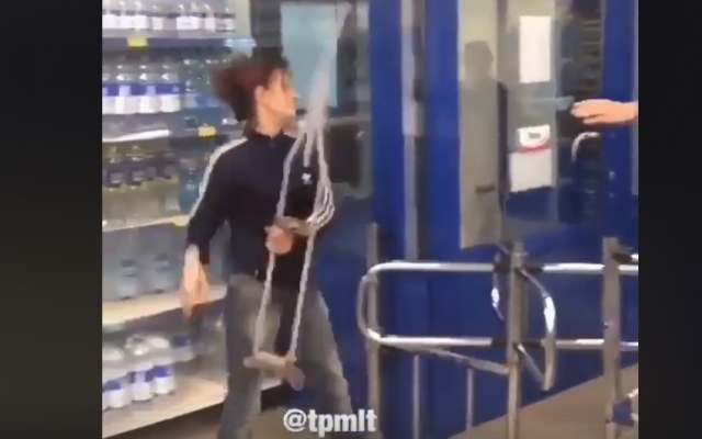 Скандал: В супермаркете женщина избивала мужчину костылем (ВИДЕО) Фото № 0 Скандал: В супермаркете женщина избивала мужчину костылем (ВИДЕО) Фото № 0