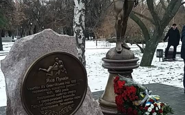 В Запорожье открыли памятник известному спортсмену (ФОТО) Фото № 3 В Запорожье открыли памятник известному спортсмену (ФОТО) Фото № 3
