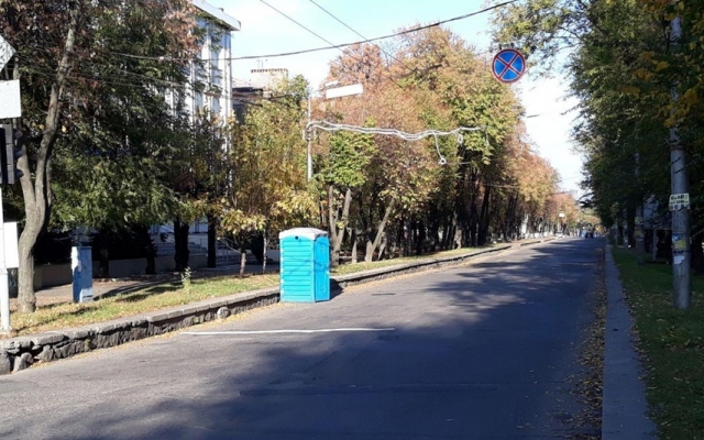 В Запорожье биотуалеты установили на проезжей части (ФОТО) Фото № 0 В Запорожье биотуалеты установили на проезжей части (ФОТО) Фото № 0