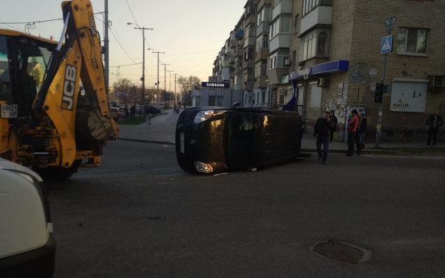 ДТП возле автовокзала: Легковушка опрокинулась (ФОТО) Фото № 1 ДТП возле автовокзала: Легковушка опрокинулась (ФОТО) Фото № 1