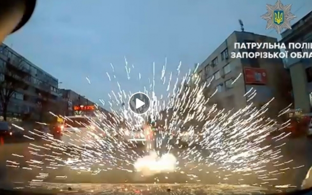 На Соборном проспекте во время оживленного движения автомобилей прогремел взрыв (ВИДЕО) Фото № 0 На Соборном проспекте во время оживленного движения автомобилей прогремел взрыв (ВИДЕО) Фото № 0