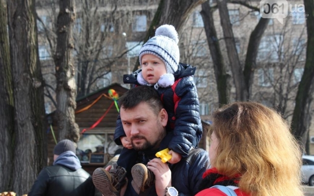 Второй день Масленицы в Запорожье: Больше людей и больше бесплатных угощений Фото № 27 Второй день Масленицы в Запорожье: Больше людей и больше бесплатных угощений Фото № 27