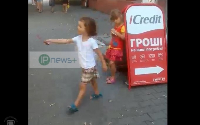 В Запорожье маленькие девочки раздают листовки кредитной организации Фото № 0 В Запорожье маленькие девочки раздают листовки кредитной организации Фото № 0