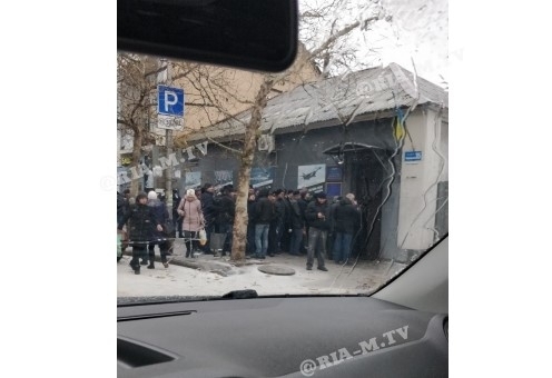 В Мелитополе заметили большую очередь в военкомат (ФОТО) Фото № 1 В Мелитополе заметили большую очередь в военкомат (ФОТО) Фото № 1