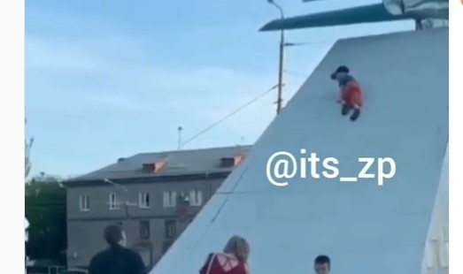 В Запорожье заметили малыша, залезшего на памятник, с которого упал парень, делая селфи (ВИДЕО) Фото № 0 В Запорожье заметили малыша, залезшего на памятник, с которого упал парень, делая селфи (ВИДЕО) Фото № 0