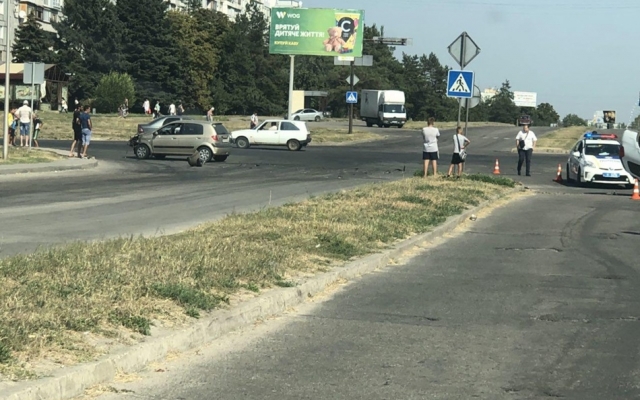 На Бабурке серьезное ДТП: автомобиль лежит на крыше (ФОТО, ВИДЕО) Фото № 2 На Бабурке серьезное ДТП: автомобиль лежит на крыше (ФОТО, ВИДЕО) Фото № 2