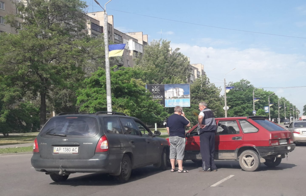 Курьезы: В Запорожской области автомобилист чинил авто после аварии прямо на дороге (ФОТО) Фото № 1 Курьезы: В Запорожской области автомобилист чинил авто после аварии прямо на дороге (ФОТО) Фото № 1