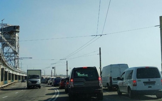 На запорожской плотине автомобили стоят в пробке Фото № 0 На запорожской плотине автомобили стоят в пробке Фото № 0