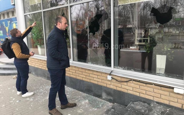 В Запорожской области неизвестные напали на кафе В Запорожской области неизвестные напали на кафе
