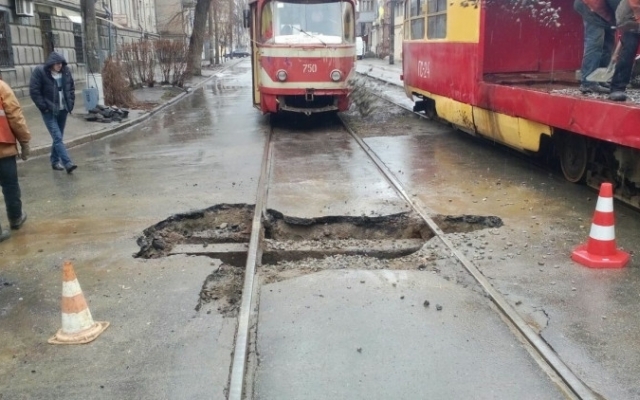 Фотофакт: женщина-водитель разбила машину в огромной яме в Запорожье Фото № 0 Фотофакт: женщина-водитель разбила машину в огромной яме в Запорожье Фото № 0