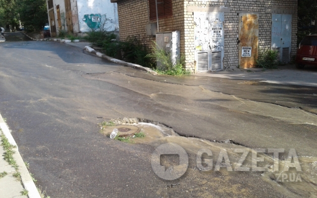 В центре Запорожья течет река нечистот (ФОТО) Фото № 0 В центре Запорожья течет река нечистот (ФОТО) Фото № 0