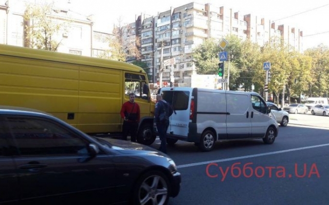 В Запорожье возле “Авроры” произошла авария (ФОТО) Фото № 2 В Запорожье возле “Авроры” произошла авария (ФОТО) Фото № 2