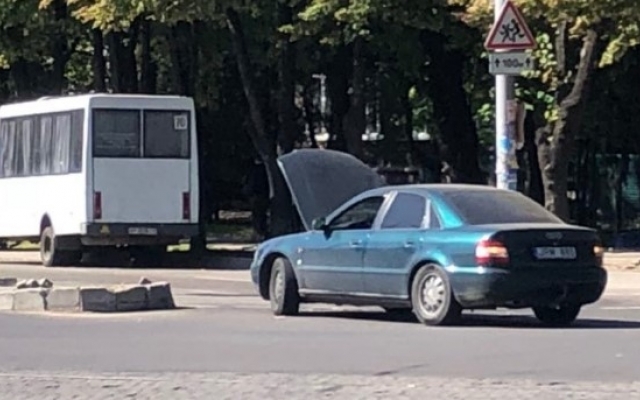 Автомобиль вылетел на бордюр возле 71 школы (ФОТО) Фото № 0 Автомобиль вылетел на бордюр возле 71 школы (ФОТО) Фото № 0