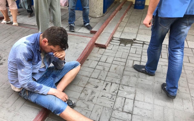 У входа в магазин лежал мужчина без сознания (ФОТО) Фото № 3 У входа в магазин лежал мужчина без сознания (ФОТО) Фото № 3