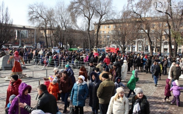 Второй день Масленицы в Запорожье: Больше людей и больше бесплатных угощений Фото № 3 Второй день Масленицы в Запорожье: Больше людей и больше бесплатных угощений Фото № 3
