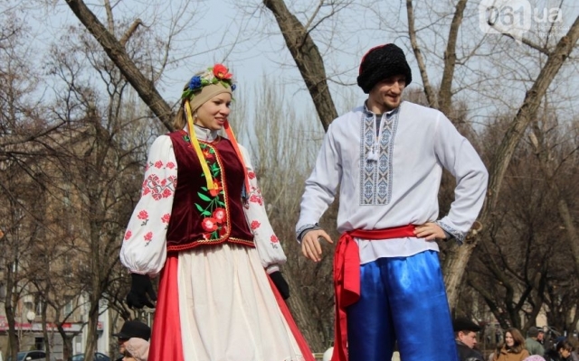 Второй день Масленицы в Запорожье: Больше людей и больше бесплатных угощений Фото № 22 Второй день Масленицы в Запорожье: Больше людей и больше бесплатных угощений Фото № 22
