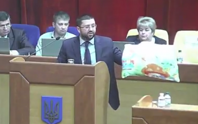 Депутат Запорожского облсовета взял подушку на сессию Фото № 0 Депутат Запорожского облсовета взял подушку на сессию Фото № 0
