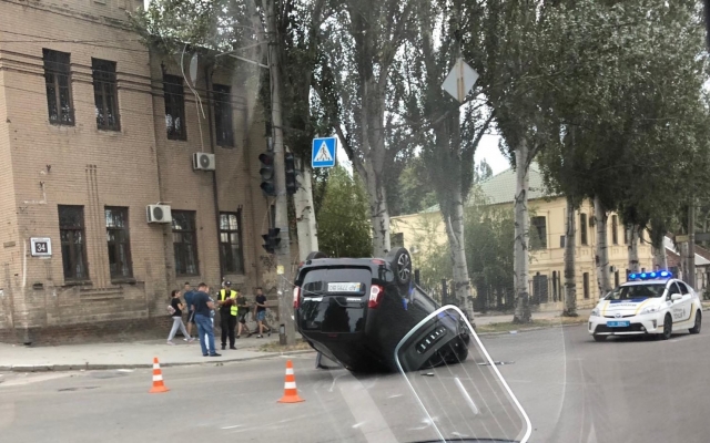 Возле запорожского университета произошло ДТП: Автомобиль опрокинулся (ФОТО) Фото № 1 Возле запорожского университета произошло ДТП: Автомобиль опрокинулся (ФОТО) Фото № 1