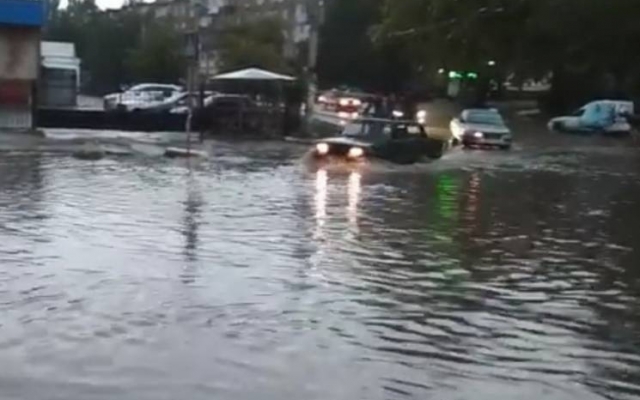 Появилось видео, как в Запорожье после дождя плавали машины Фото № 0 Появилось видео, как в Запорожье после дождя плавали машины Фото № 0