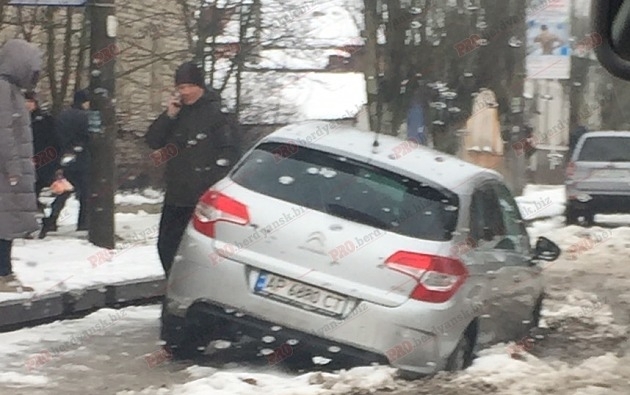 Фотофакт: В Запорожской области автомобили застряли в грязи Фото № 2 Фотофакт: В Запорожской области автомобили застряли в грязи Фото № 2