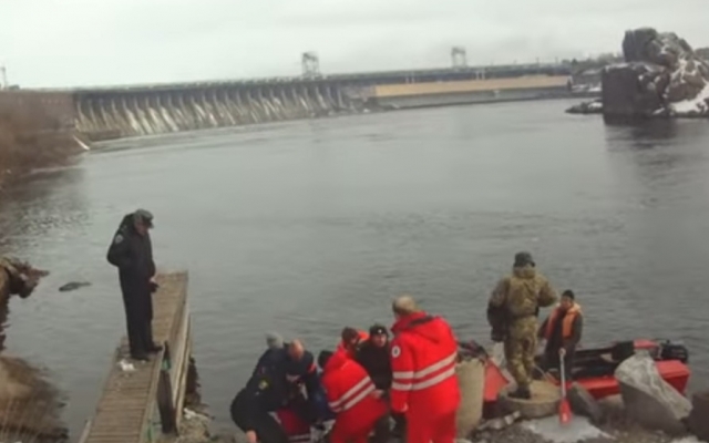 Видео спасения спрыгнувшего с запорожской плотины самоубийцы Фото № 0 Видео спасения спрыгнувшего с запорожской плотины самоубийцы Фото № 0
