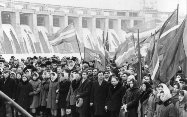 Как митинговали работники ДнепроГЭС: Фото советских времен Фото № 1 Как митинговали работники ДнепроГЭС: Фото советских времен Фото № 1