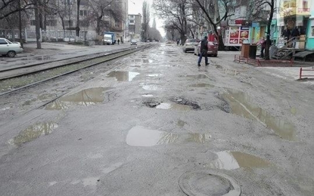 Фотофакт: Жители Запорожья ломают ноги прямо в центре города Фото № 6 Фотофакт: Жители Запорожья ломают ноги прямо в центре города Фото № 6