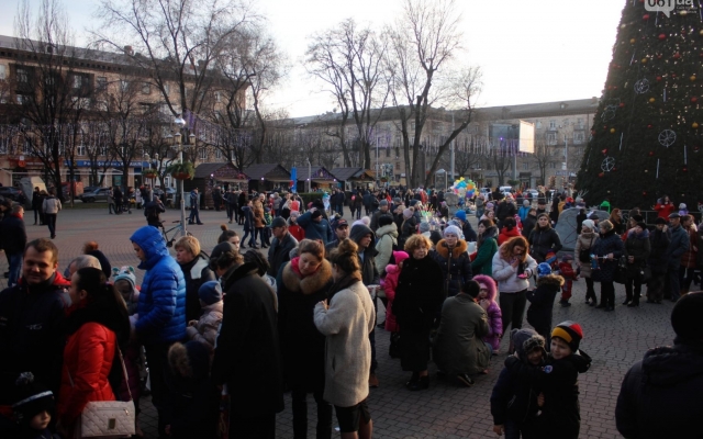 Сегодня в центре города запорожцы простояли в очереди (ФОТО, ВИДЕО) Фото № 1 Сегодня в центре города запорожцы простояли в очереди (ФОТО, ВИДЕО) Фото № 1