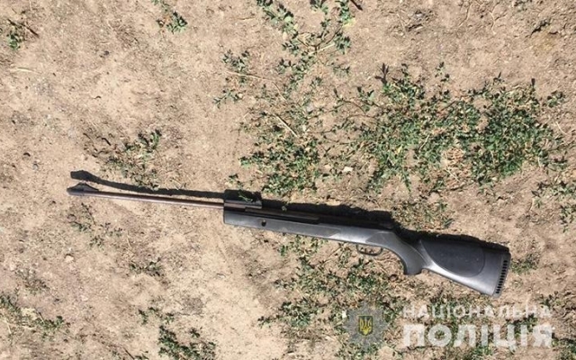 В Запорожской области неадекватный мужчина угрожал убить из винтовки мать и сотрудников В Запорожской области неадекватный мужчина угрожал убить из винтовки мать и сотрудников