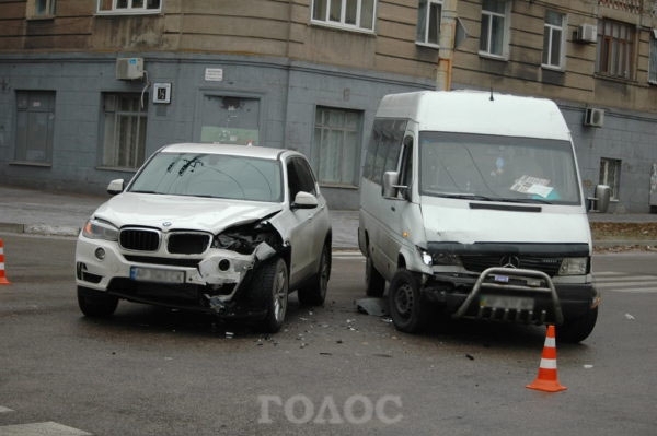 На проблемном перекрестке опять авария, теперь с маршруткой Фото № 0 На проблемном перекрестке опять авария, теперь с маршруткой Фото № 0