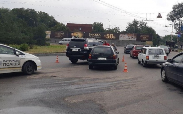 В Запорожье на кольце столкнулись два автомобиля (ФОТО) Фото № 1 В Запорожье на кольце столкнулись два автомобиля (ФОТО) Фото № 1