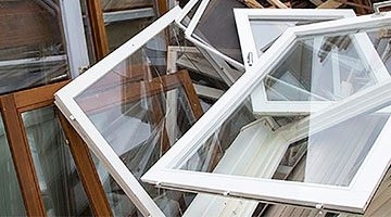 С балконов падают вещи: в Запорожье мужчина выбросил оконную раму (ВИДЕО) Фото № 0 С балконов падают вещи: в Запорожье мужчина выбросил оконную раму (ВИДЕО) Фото № 0