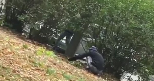 В Запорожье на видео попался наркоман в поисках В Запорожье на видео попался наркоман в поисках