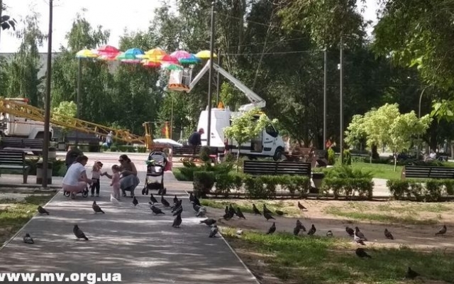 В Мелитополе монтируют яркую фотозону (ФОТО) Фото № 2 В Мелитополе монтируют яркую фотозону (ФОТО) Фото № 2