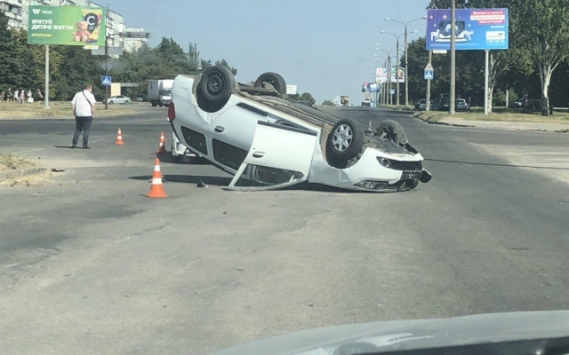 На Бабурке серьезное ДТП: автомобиль лежит на крыше (ФОТО, ВИДЕО) Фото № 1 На Бабурке серьезное ДТП: автомобиль лежит на крыше (ФОТО, ВИДЕО) Фото № 1