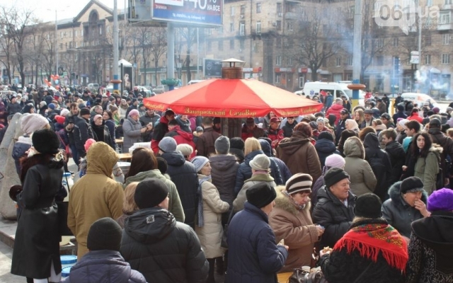 Второй день Масленицы в Запорожье: Больше людей и больше бесплатных угощений Фото № 17 Второй день Масленицы в Запорожье: Больше людей и больше бесплатных угощений Фото № 17