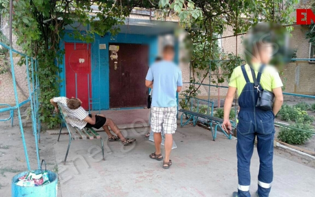 Под подъездом многоэтажки обнаружен труп (ФОТО 18+) Фото № 0 Под подъездом многоэтажки обнаружен труп (ФОТО 18+) Фото № 0