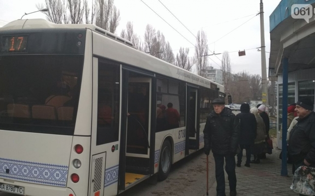 В Запорожье на час задержали выход на маршрут новых автобусов: Чиновники ждали журналистов TV5 (ФОТО) Фото № 5 В Запорожье на час задержали выход на маршрут новых автобусов: Чиновники ждали журналистов TV5 (ФОТО) Фото № 5