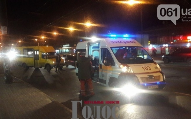 В Запорожье на пешехода наехала маршрутка (ФОТО) Фото № 2 В Запорожье на пешехода наехала маршрутка (ФОТО) Фото № 2