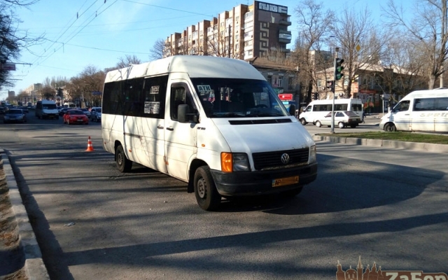 В центре Запорожья маршрутка сбила пешехода Фото № 0 В центре Запорожья маршрутка сбила пешехода Фото № 0