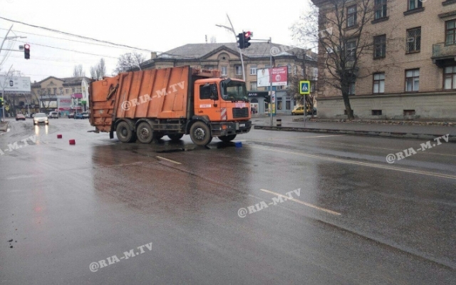В Запорожской области мусоровоз столкнулся с легковушкой (ФОТО) Фото № 0 В Запорожской области мусоровоз столкнулся с легковушкой (ФОТО) Фото № 0