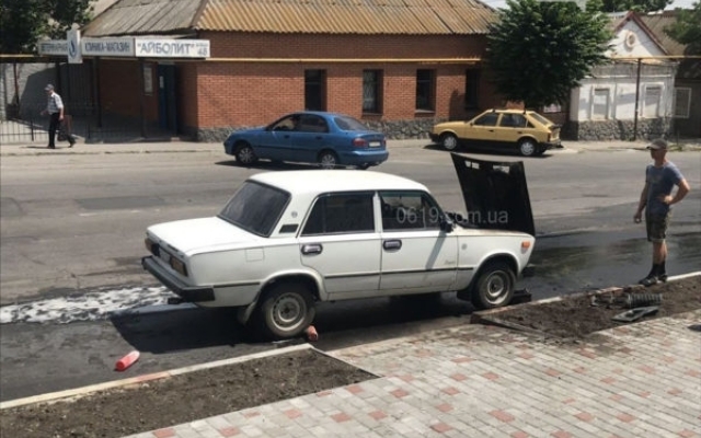 В Запорожской области на ходу пылал автомобиль (ФОТО, ВИДЕО) Фото № 1 В Запорожской области на ходу пылал автомобиль (ФОТО, ВИДЕО) Фото № 1