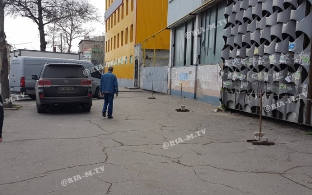 Автохам на джипе с херсонскими номерами перегородил тротуар (ФОТО) Фото № 0 Автохам на джипе с херсонскими номерами перегородил тротуар (ФОТО) Фото № 0