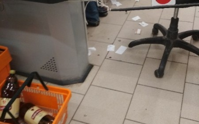 Ревизора, срочно: В одном из запорожских магазинов царит антисанитария и бардак Фото № 4 Ревизора, срочно: В одном из запорожских магазинов царит антисанитария и бардак Фото № 4