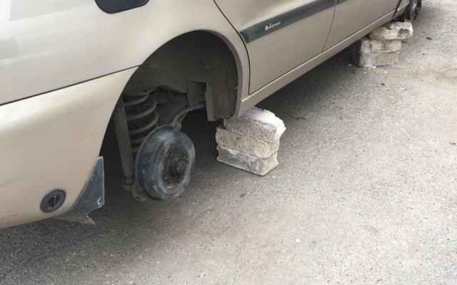 В Запорожье автомобиль стоял на кирпичах Фото № 2 В Запорожье автомобиль стоял на кирпичах Фото № 2