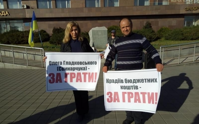 В центре Запорожья горожане требуют наказать Свинарчуков (ФОТО) Фото № 2 В центре Запорожья горожане требуют наказать Свинарчуков (ФОТО) Фото № 2
