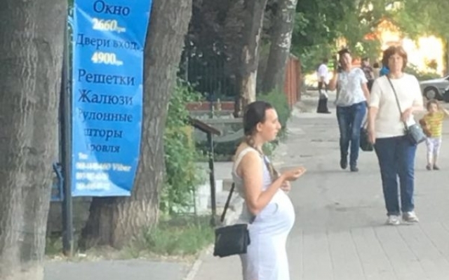 Запорожцы активно обсуждают беременную, которая на рынке на коленях просит милостыню (ФОТО) Фото № 0 Запорожцы активно обсуждают беременную, которая на рынке на коленях просит милостыню (ФОТО) Фото № 0