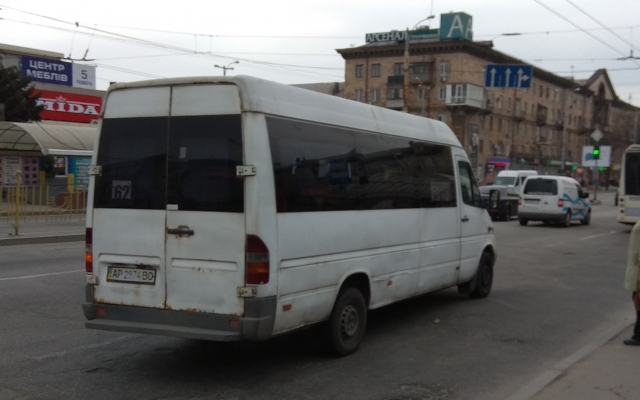 В Запорожской маршрутке сквозь дыры в полу видно колесо (ФОТО, ВИДЕО) Фото № 2 В Запорожской маршрутке сквозь дыры в полу видно колесо (ФОТО, ВИДЕО) Фото № 2