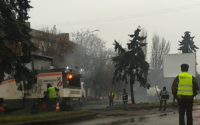 Несмотря на дождь и лужи в Запорожье ремонтируют дороги Фото № 0 Несмотря на дождь и лужи в Запорожье ремонтируют дороги Фото № 0
