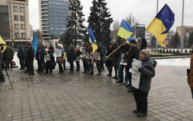 Запорожцы митингуют под ОГА (ФОТО) Фото № 1 Запорожцы митингуют под ОГА (ФОТО) Фото № 1